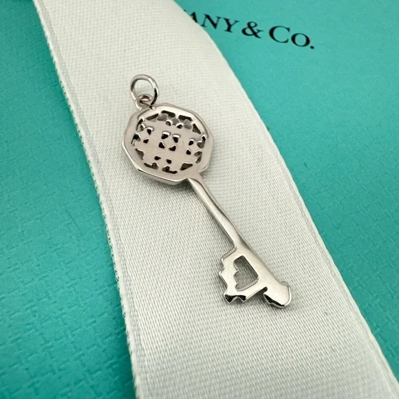 RARE Tiffany & Co. 18k Diamond Key with Enamel e in White Gold - Picture 4 of 12